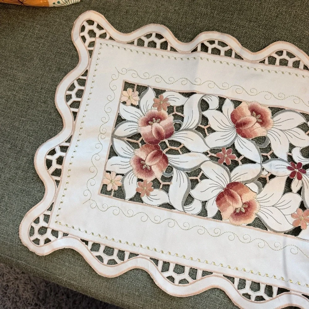 Vintage Floral Cutwork Table Runner 15x35 Embroidered Scalloped Edge Cottage